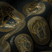 tapet-medusa-negru-auriu-versace-detaliu